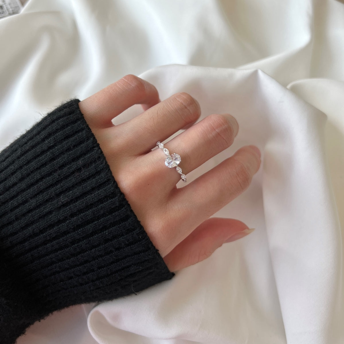 [Everoly JW]0.75 Carat Luxurious Vibrant Elongated Cushion Cut Daily Ring