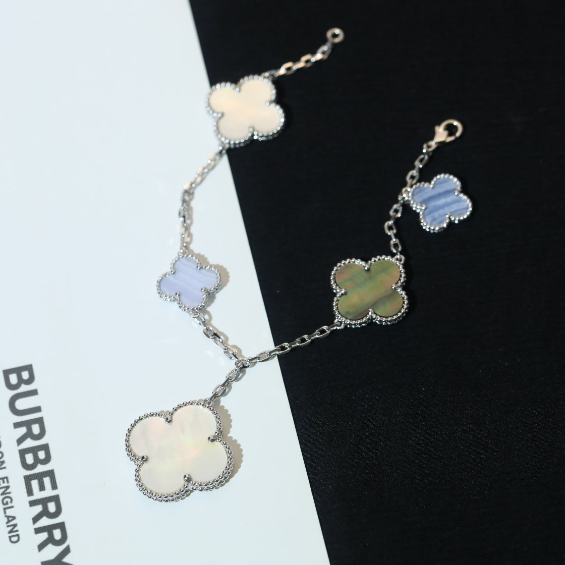 [Everoly JW]CLOVER ARMBAND 5 MOTIVE MOP CHALCEDON SILBER 