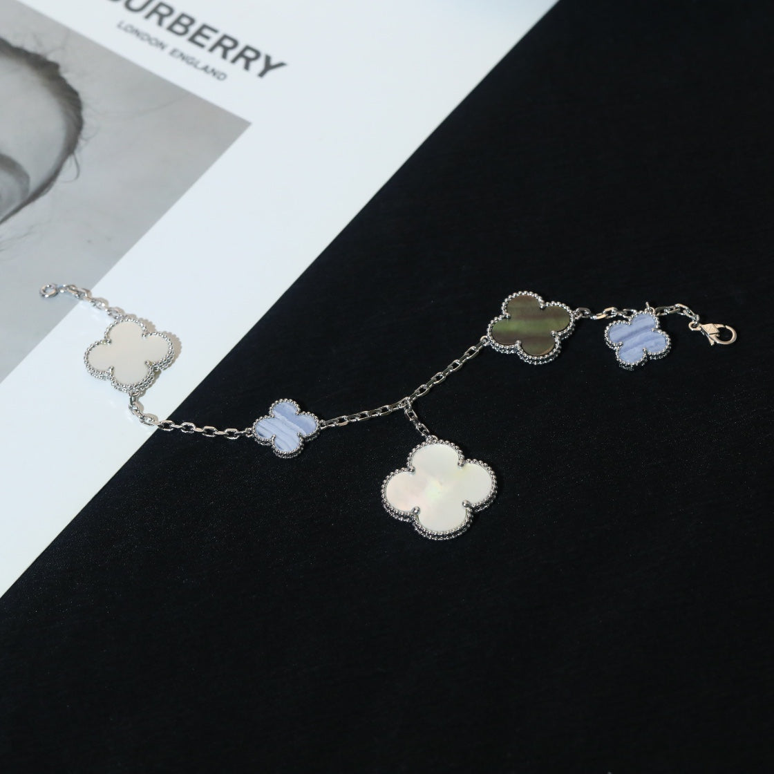 [Everoly JW]CLOVER ARMBAND 5 MOTIVE MOP CHALCEDON SILBER 