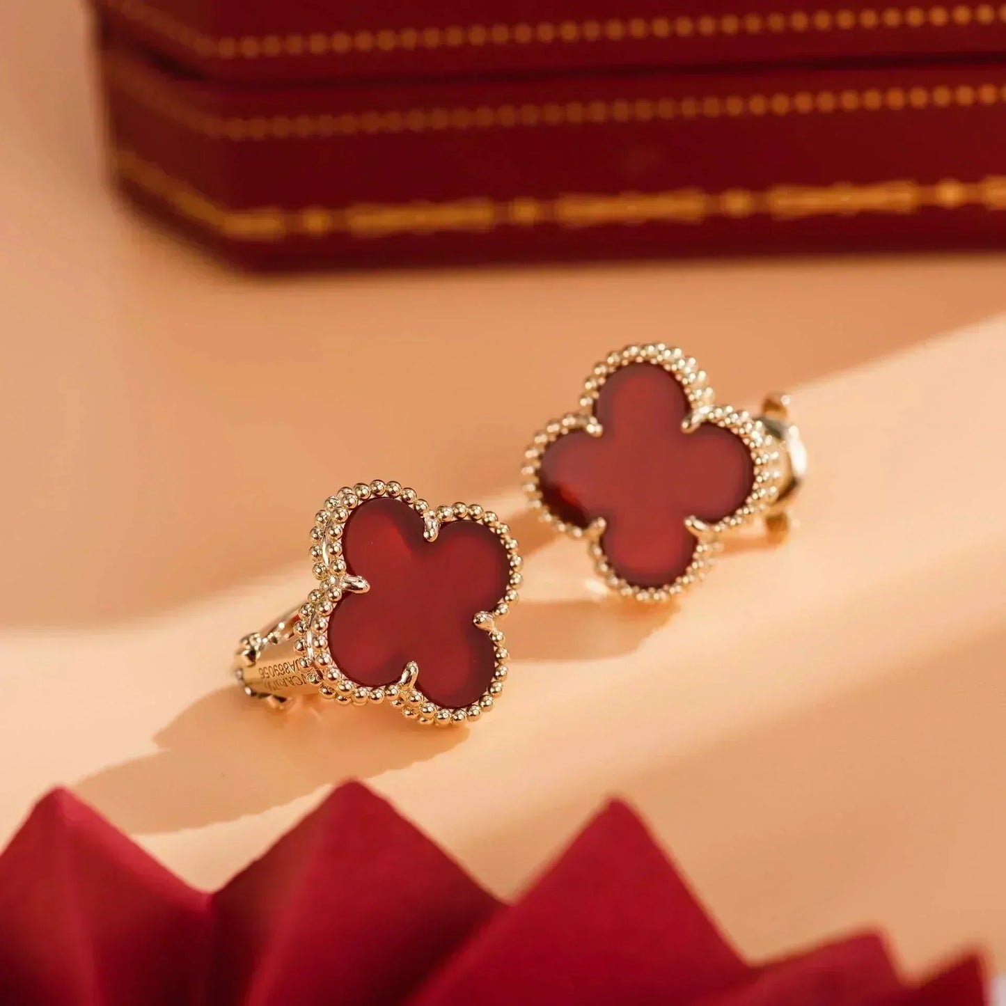 [Everoly JW]CLOVER MEDIUM 1 MOTIFS KARNEOL OHRRINGE