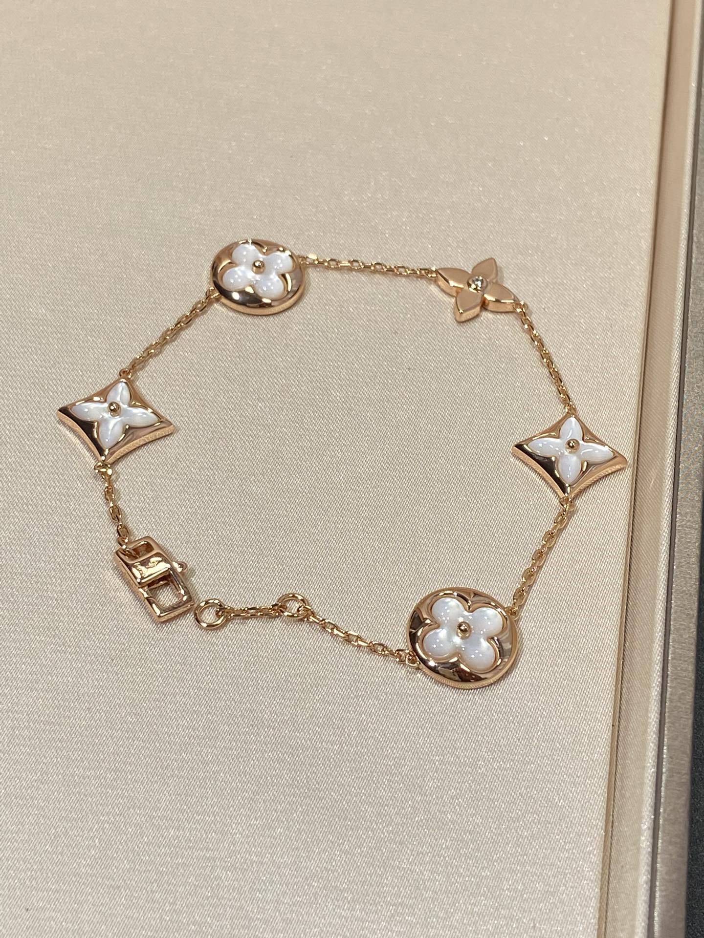 [Everoly JW] Armband mit Stern- und Sonnenmotiv, 5 Mops, Roségold