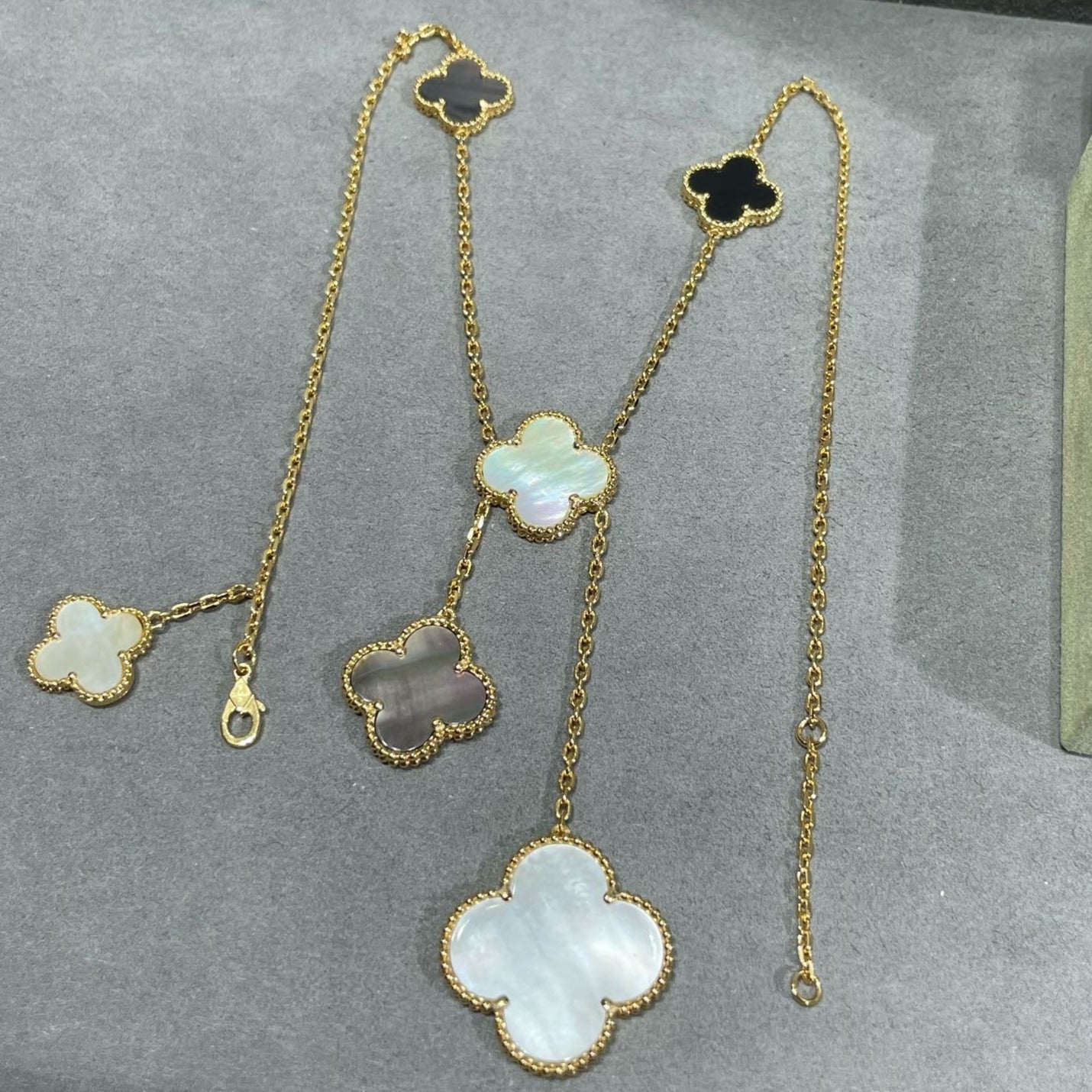 [Everoly JW]CLOVER 6 MOTIV MOP ONYX GOLD HALSKETTE 
