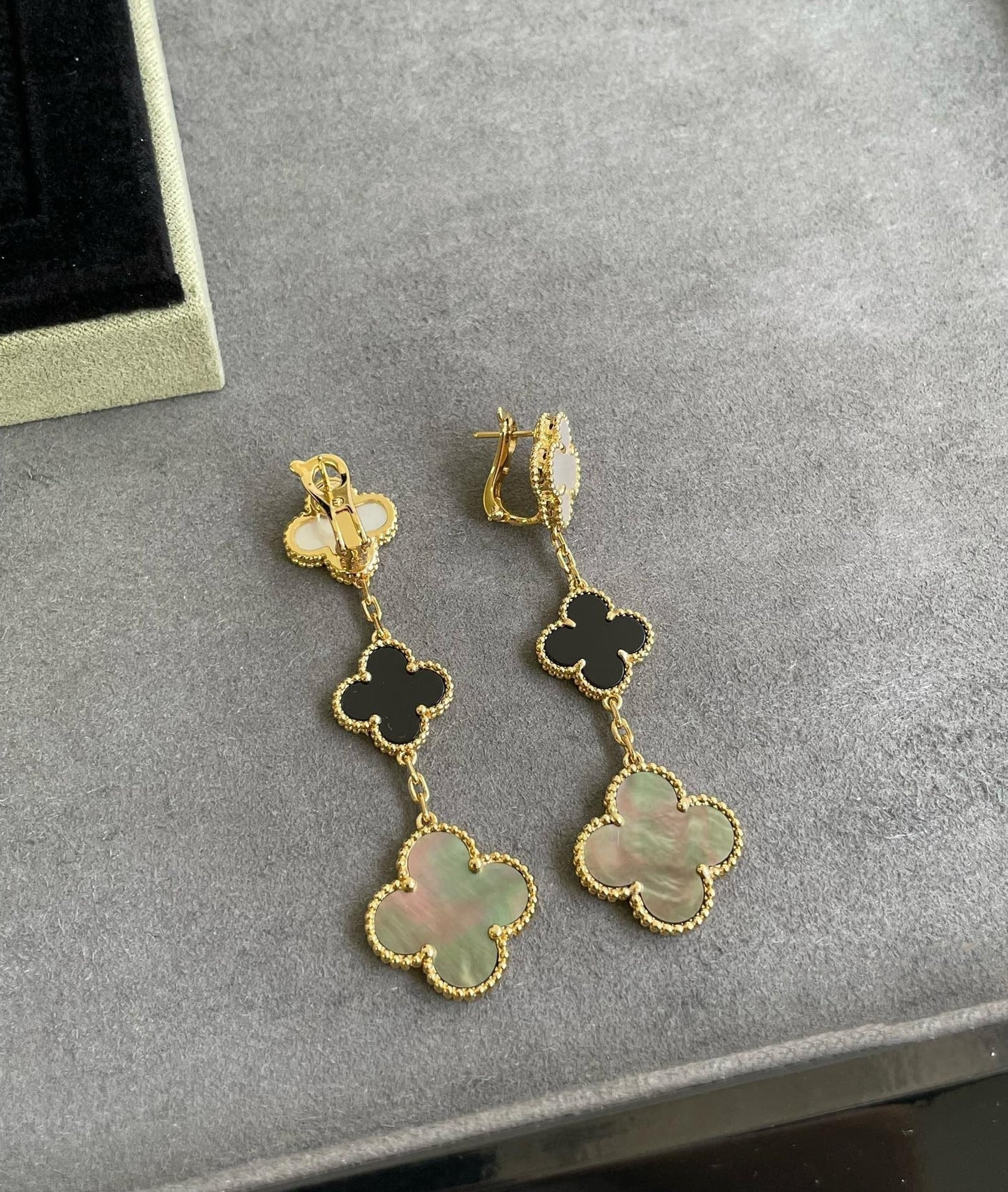 [Everoly JW]CLOVER 3 MOTIF MOP ONYX DARK MOP PINK GOLD EARRINGS