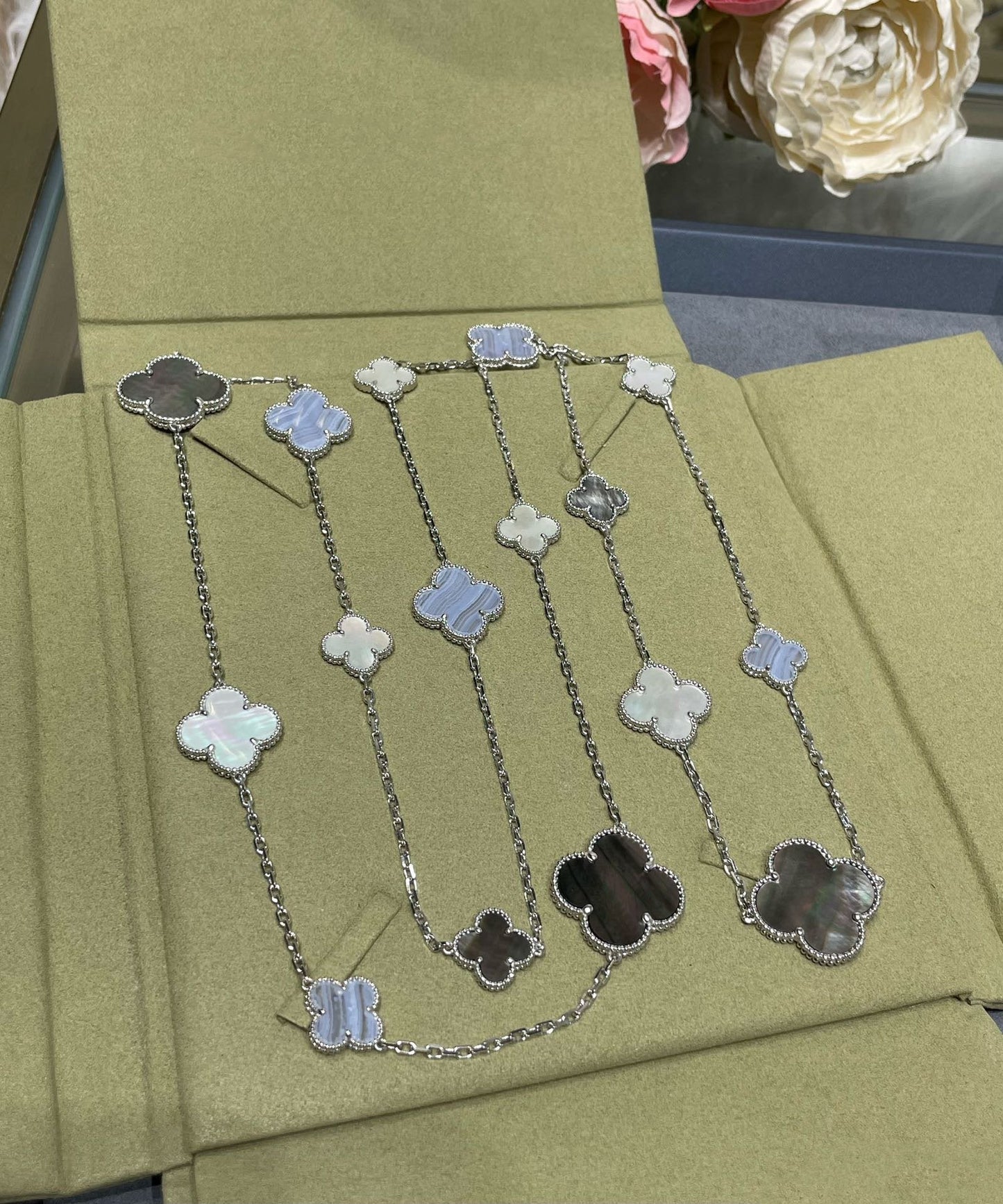 [Everoly JW]CLOVER 16 MOTIF CHALCEDONY MOP SILVER NECKLACE