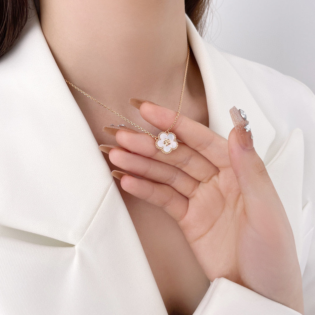 [Everoly JW]LUCKY  WHITE MOP  PLUM BLOSSOM NECKLACE
